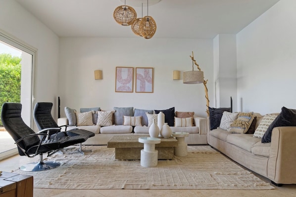 A modern living room with a sofa, chairs, and decorative items. - VESTA - Gouna Residence  (El Gouna)