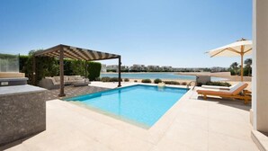 Villa Supérieure, 4 chambres, piscine privée, vue lac | Literie de qualité supérieure, fer et planche à repasser, Wi-Fi gratuit