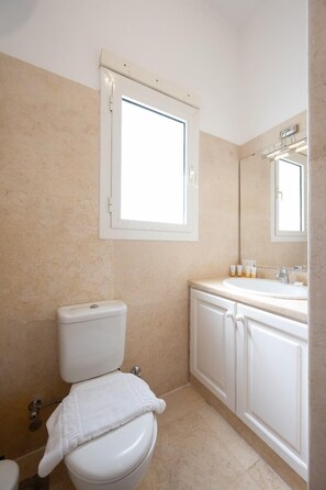 高级别墅, 泳池景观 | 浴室 | 毛巾