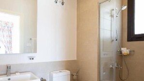 Villa Supérieure, 4 chambres, piscine privée, vue lac | Salle de bain | Douche, serviettes fournies, savon, shampoing