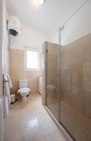 高级别墅, 泳池景观 | 浴室 | 毛巾