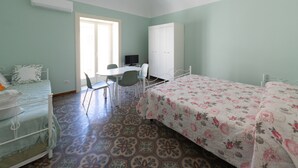 A room with a bed, a desk, a chair, and a wardrobe. - Casa Silvana a Cefal by Wonderful Italy (Cefalù)