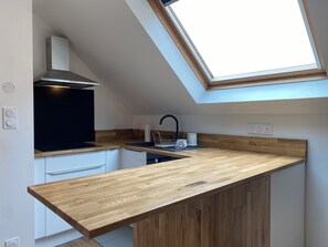 Fridge, microwave, oven, stovetop - Cozy Studio near Quimper Train Station – Modern & Bright (Quimper)