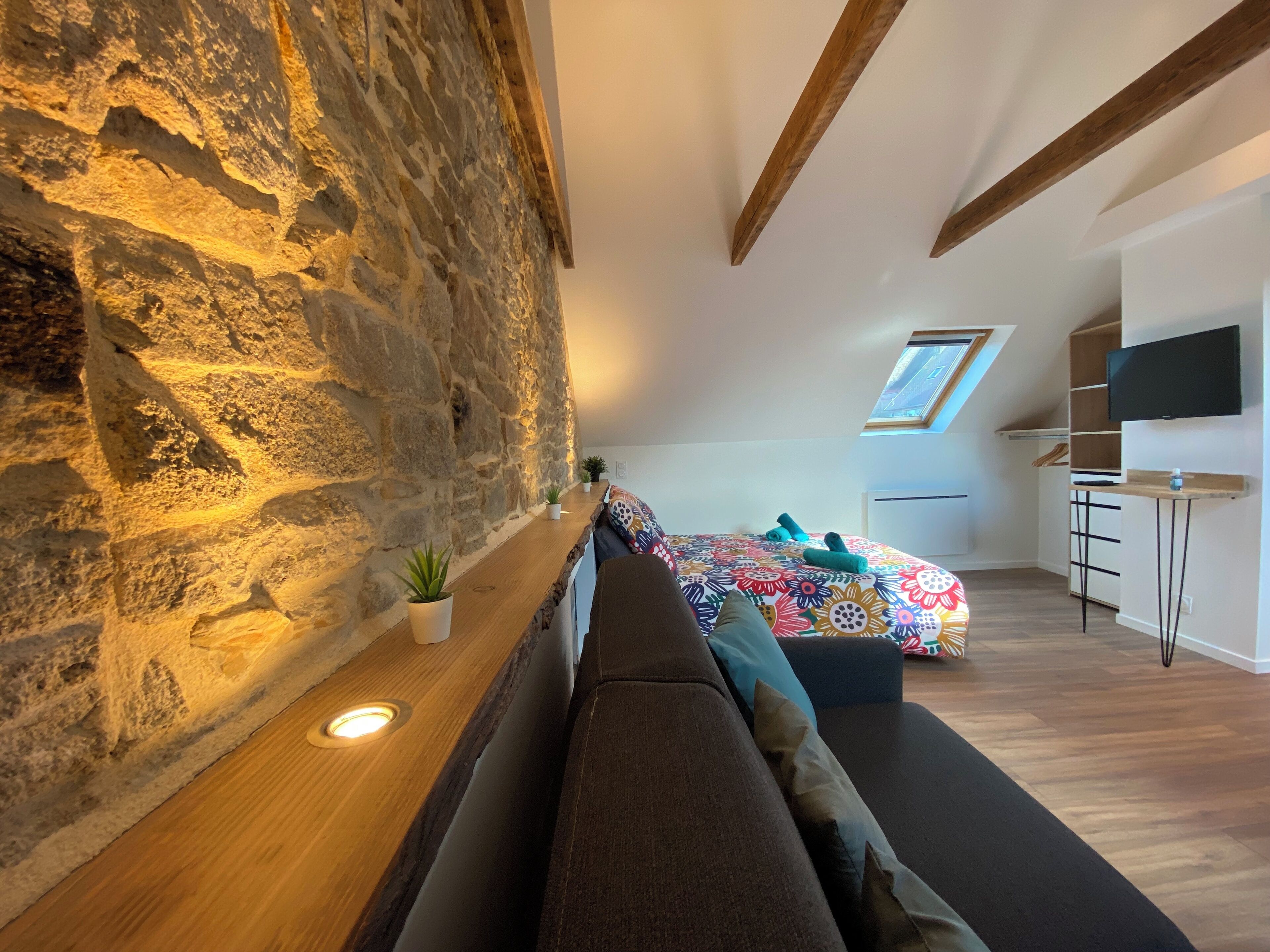 Työpöytä, vauvan matkasänky, ilmainen Wi-Fi, vuodevaatteet