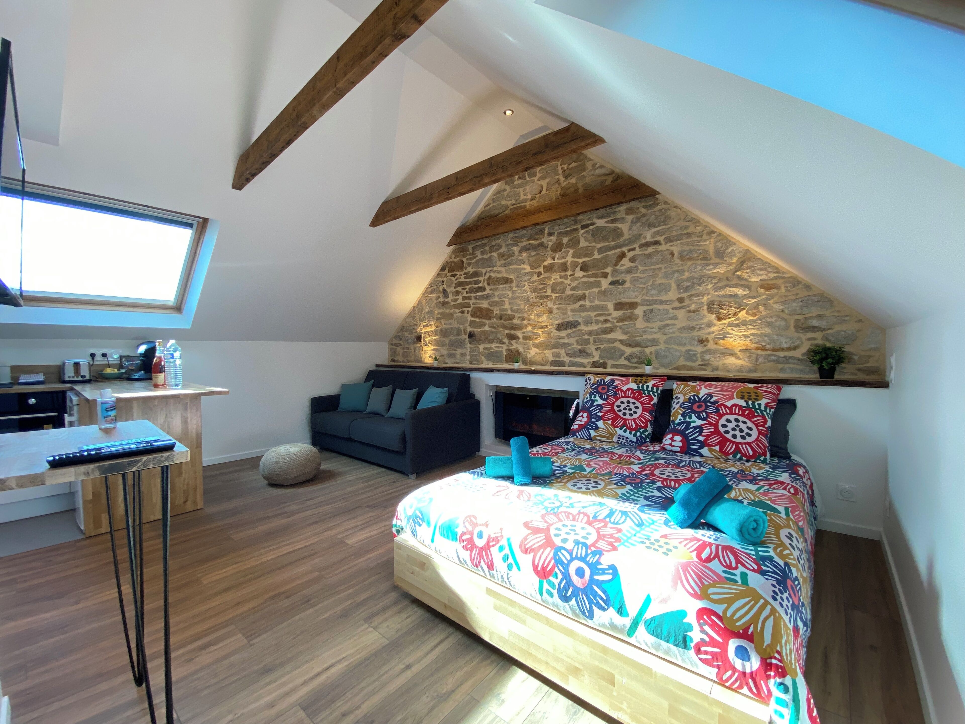 Escritorio, cuna de viaje, wifi gratis y ropa de cama 