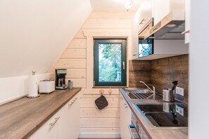 Fridge, microwave, oven, stovetop - Holiday Home 'Blockhaus 1' with Mountain Views, Terrace, Fireplace and Wi-Fi (Eslohe)