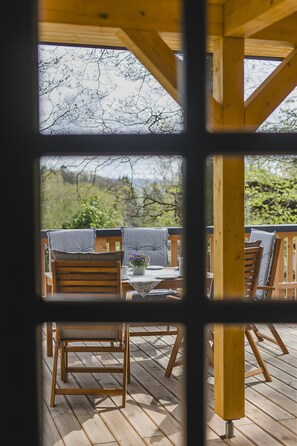 Outdoor dining - Holiday Home 'Blockhaus 2' with Terrace, Fireplace and Wi-Fi (Eslohe)