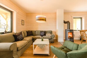 Living area - Holiday Home 'Blockhaus 2' with Terrace, Fireplace and Wi-Fi (Eslohe)