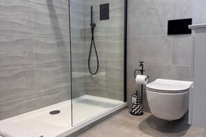 Een douche, een haardroger, handdoeken, zeep