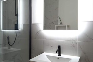 Haartrockner, Handtücher, Seife, Shampoo