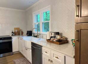 Fridge, microwave, oven, stovetop - Curated Travel Abode in the Boro’ (Greensboro)