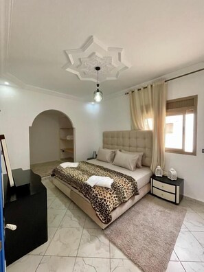 خزنة داخل الغرفة وتجهيزات عازلة للصوت وواي فاي مجانًا