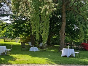 Outdoor dining - Guest Room "Chambre Bleue" with Shared Terrace, Garden & Wi-Fi (Le Mesnil Guillaume)