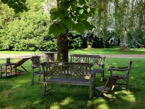 Property grounds - Guest Room "Chambre Bleue" with Shared Terrace, Garden & Wi-Fi (Le Mesnil Guillaume)