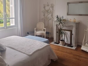 Room - Guest Room "Chambre Bleue" with Shared Terrace, Garden & Wi-Fi (Le Mesnil Guillaume)