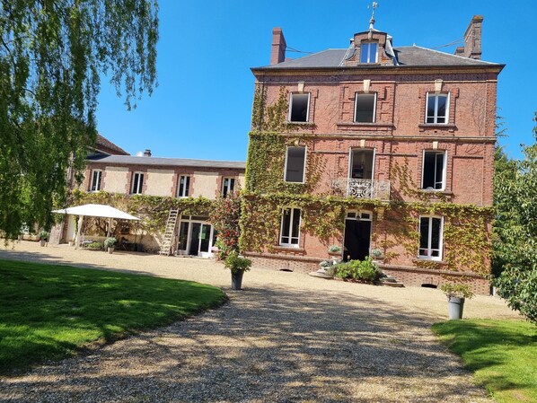 Exterior - Guest Room "Chambre Bleue" with Shared Terrace, Garden & Wi-Fi (Le Mesnil Guillaume)