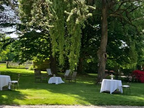 Outdoor dining - Guest Room "Chambre Bleue" with Shared Terrace, Garden & Wi-Fi (Le Mesnil Guillaume)