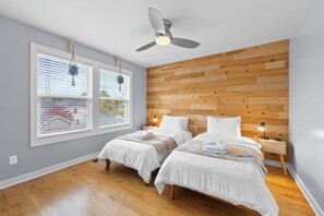 3 bedrooms, iron/ironing board, WiFi, bed sheets - Stylish 3BR Retreat Near OSU - Sauna & Fire pit (Columbus)