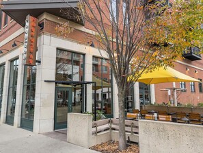 Outdoor dining - Stylish 3BR Retreat Near OSU - Sauna & Fire pit (Columbus)