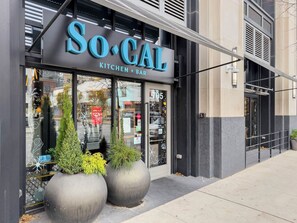 En butikslokal med en skylt som visar texten: ”So. CAL Kitchen + Bar”.