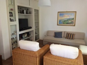 TV - Apartment 'Cipolla' with Private Terrace, Private Garden and Wi-Fi (Oberkirch)