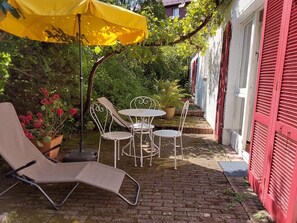 Outdoor dining - Apartment 'Cipolla' with Private Terrace, Private Garden and Wi-Fi (Oberkirch)