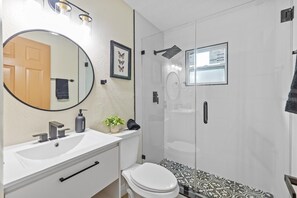Handtücher, Seife, Shampoo, Toilettenpapier