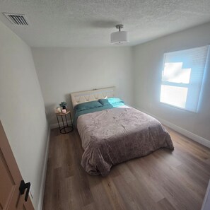 3 makuuhuonetta, silitysrauta/-lauta, ilmainen Wi-Fi, vuodevaatteet