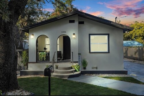 Charming 3-bedRo house w/ AC in pleasant Tampa Just 10 minutes from Bush Gardens