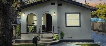 Charming 3-bedRo house w/ AC in pleasant Tampa Just 10 minutes from Bush Gardens