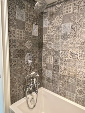 Dusche, Haartrockner, Bidet, Handtücher