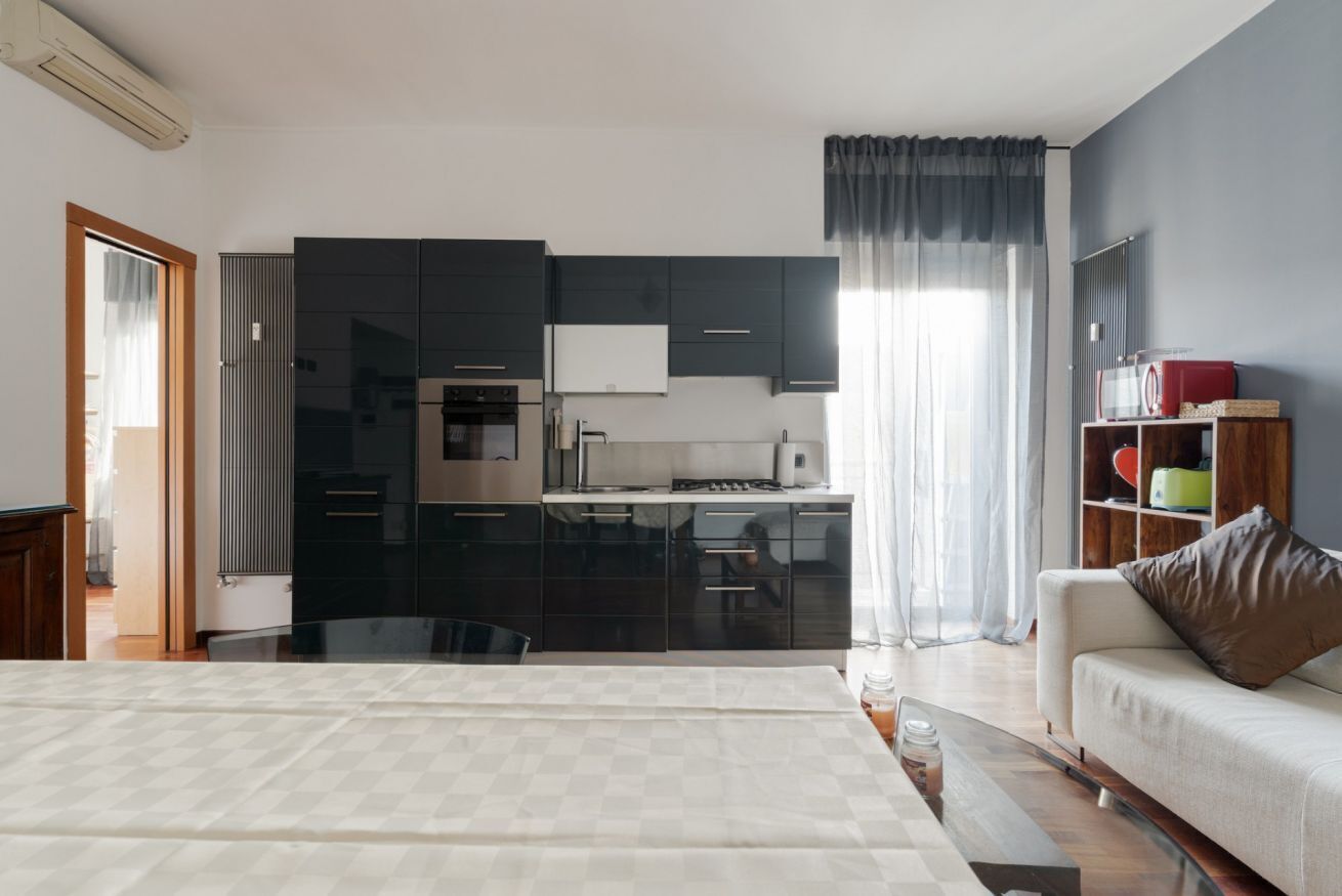 1 dormitorio y tabla de planchar con plancha