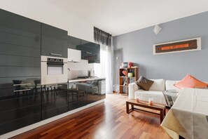 Refrigerador, microondas y tostadora