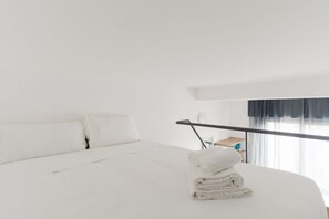1 habitación y tabla de planchar con plancha