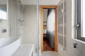 Shower, bidet, towels