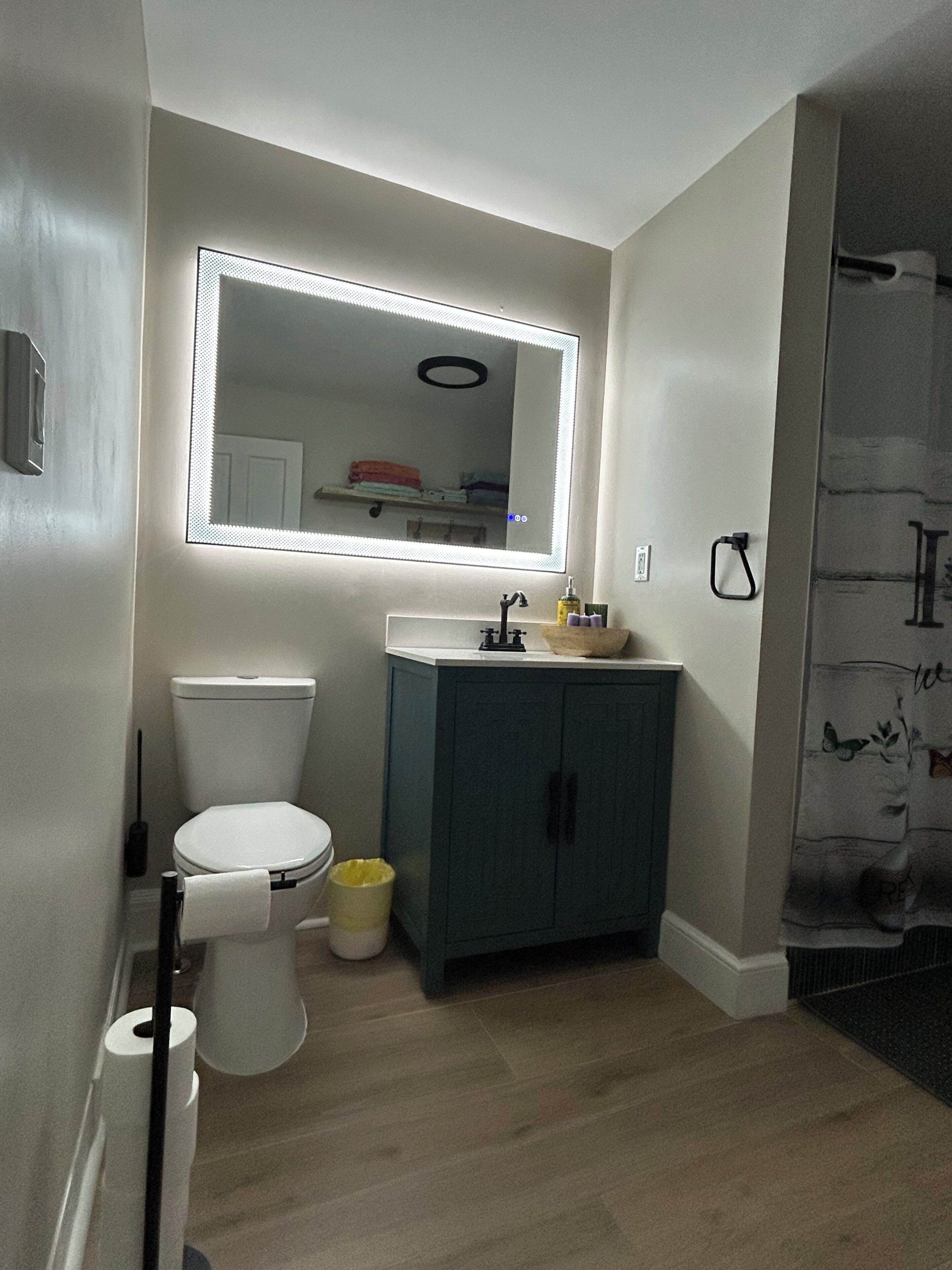 Secadora de cabello, toallas, jabón, papel de baño 