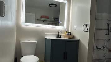 Secadora de cabello, toallas, jabón, papel de baño