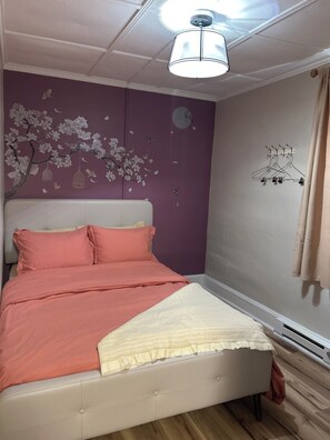 Tabla de planchar con plancha, wifi y ropa de cama