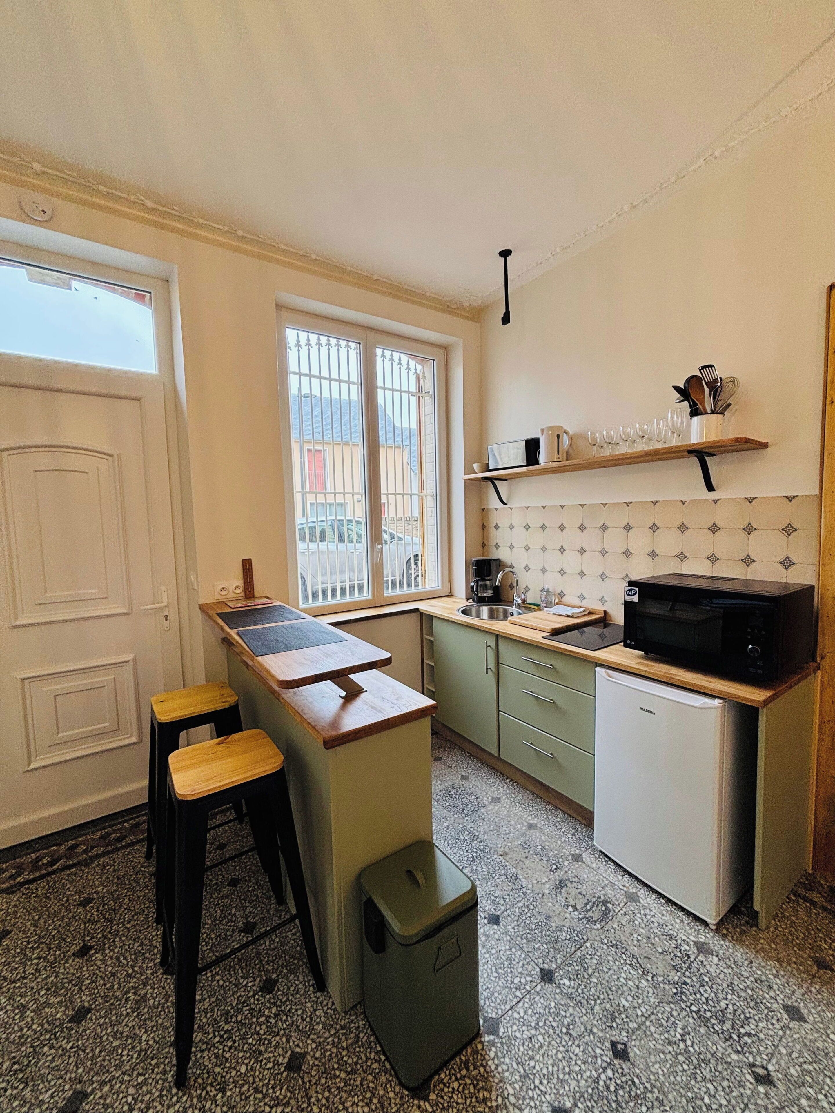 Kühlschrank, Mikrowelle, Wasserkocher mit Kaffee-/Teezubehör, Toaster