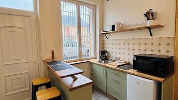 Kühlschrank, Mikrowelle, Wasserkocher mit Kaffee-/Teezubehör, Toaster