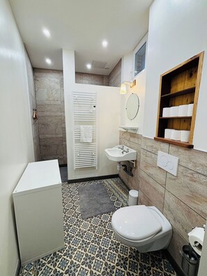 シャワー、ヘアドライヤー、タオル