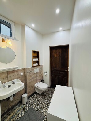 Ducha, secador de pelo y toallas