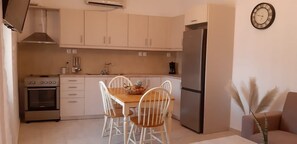 Refrigerador, parrilla de estufa y cafetera y tetera 