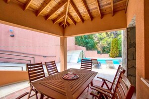 House | 5 bedrooms, soundproofing - 10 MON - Stay Hillcrest Panorama Villa (Moniatis)