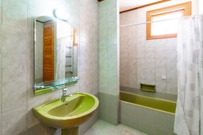 House | 5 bedrooms, soundproofing - 10 MON - Stay Hillcrest Panorama Villa (Moniatis)
