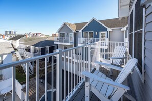 Terrace/patio - Modern and sophisticated beach retreat, two blocks from beach & boardwalk. (Ocean City)