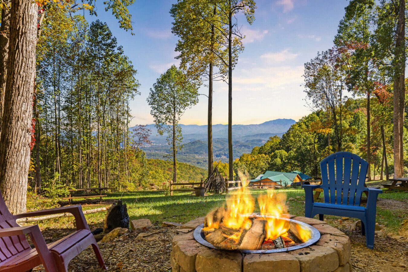 Ein Lagerfeuer mit freiem Blick auf die Berge im Hintergrund.