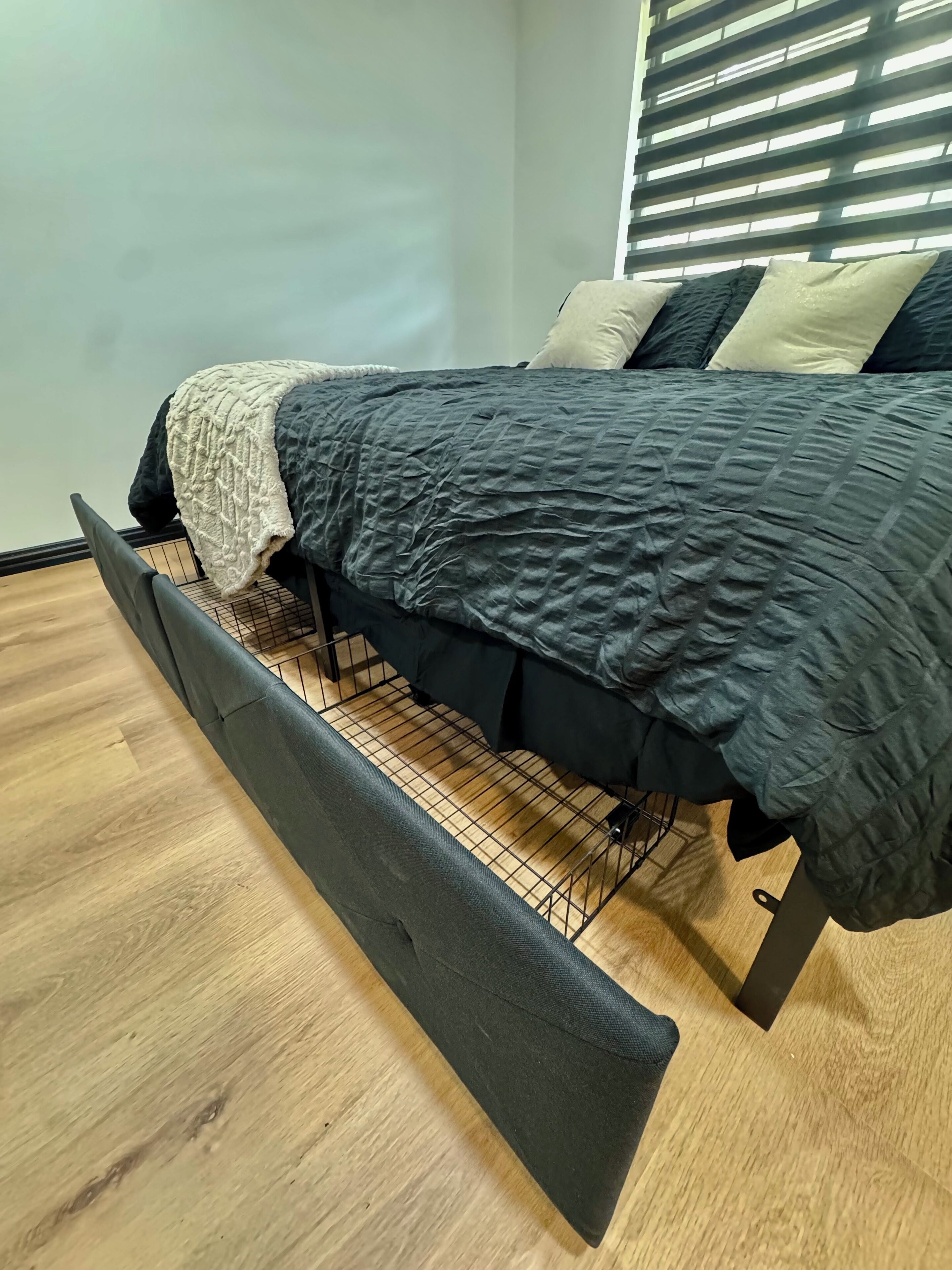 Een strijkplank/strijkijzer, wifi, beddengoed