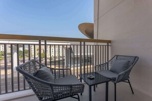 Terrace/patio - Free housekeeping visits during your stay - StayShort - Hidden Jewel 1 minute walk from Al Furjan Metro Sleeps 5 (Dubai)
