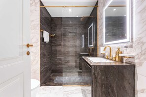 Shower, hair dryer, towels - Free housekeeping visits during your stay - StayShort - Hidden Jewel 1 minute walk from Al Furjan Metro Sleeps 5 (Dubai)